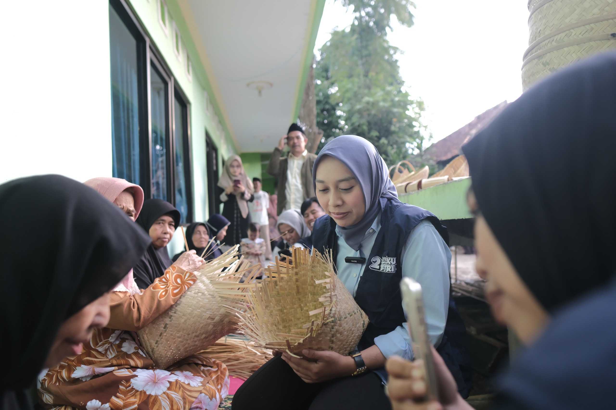 Putri Karlina Dorong Pengembangan Kerajinan Anyaman di Samarang untuk Pemberdayaan Perempuan